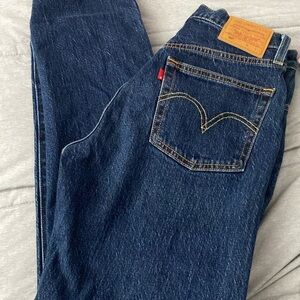 Dark wash jeans, straight
W25 L30